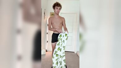 Watch Gioishung's hung body jerk off his massive dong solo