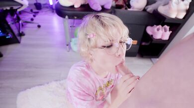 Get ready for a wild ride with oiled up & fucked - get a creampie and a facial from Hunnypaint