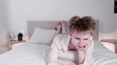 LittleBambiboii goes wild with dildo on live show - hot solo video