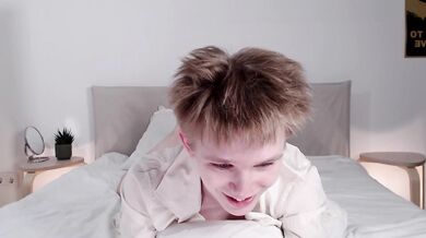 LittleBambiboii goes wild with dildo on live show - hot solo video