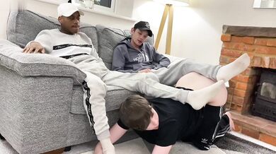 British Teen Harri Oakland and BoyLevi97 take turns pounding her juicy twink body in hot threesome